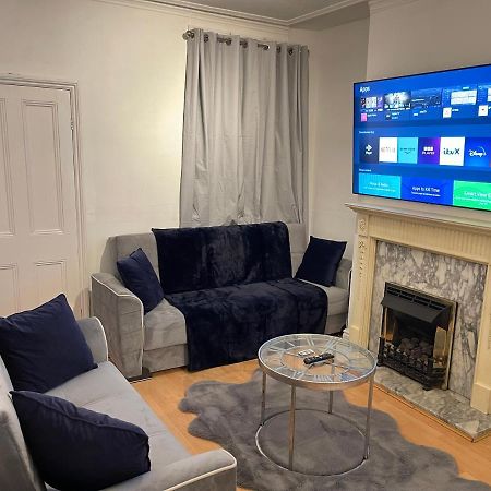 3 Bedrooms Comfortable Home With Jacuzzi Hot Tub Sleeps 10 Leicester Bagian luar foto