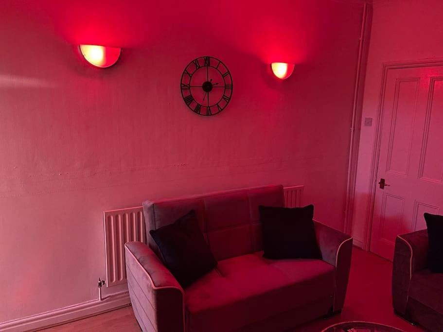 3 Bedrooms Comfortable Home With Jacuzzi Hot Tub Sleeps 10 Leicester Bagian luar foto