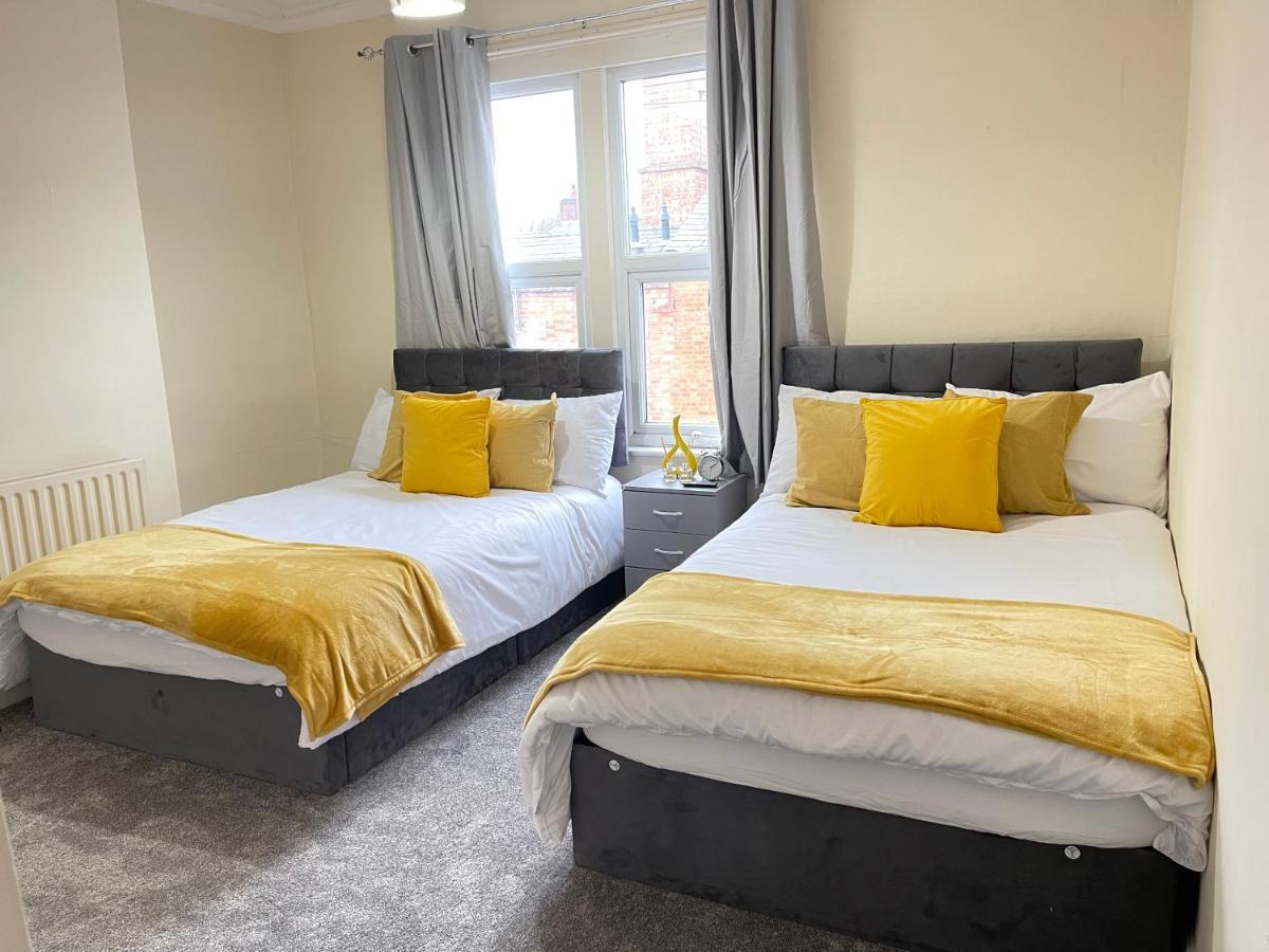 3 Bedrooms Comfortable Home With Jacuzzi Hot Tub Sleeps 10 Leicester Bagian luar foto