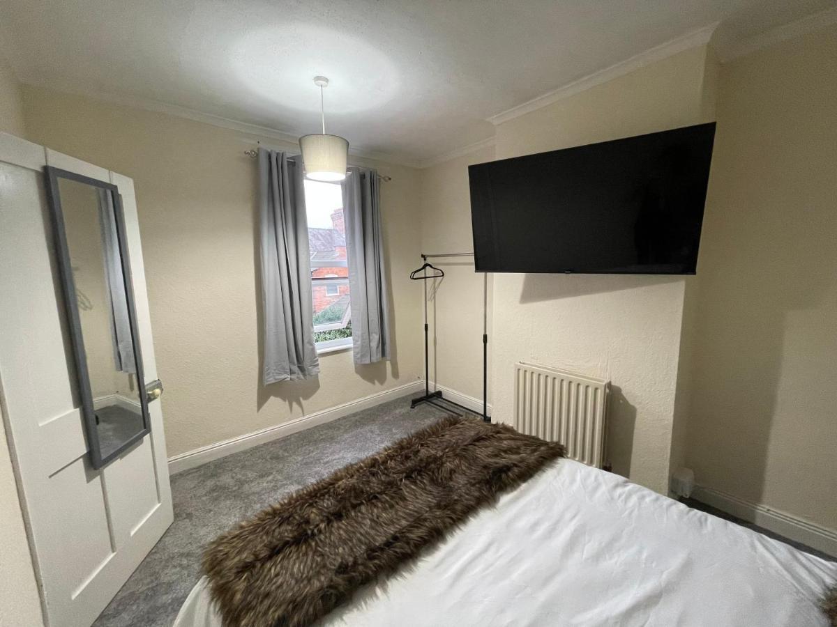3 Bedrooms Comfortable Home With Jacuzzi Hot Tub Sleeps 10 Leicester Bagian luar foto
