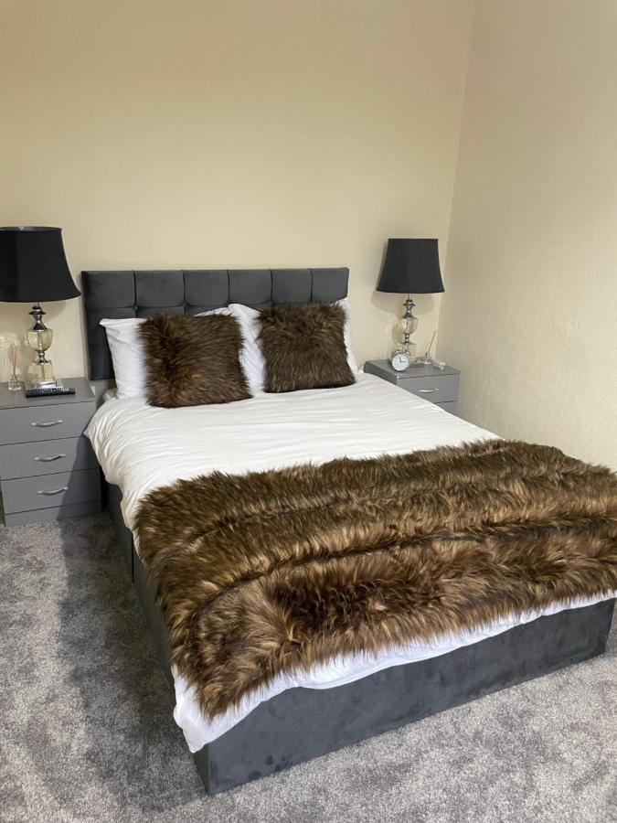 3 Bedrooms Comfortable Home With Jacuzzi Hot Tub Sleeps 10 Leicester Bagian luar foto
