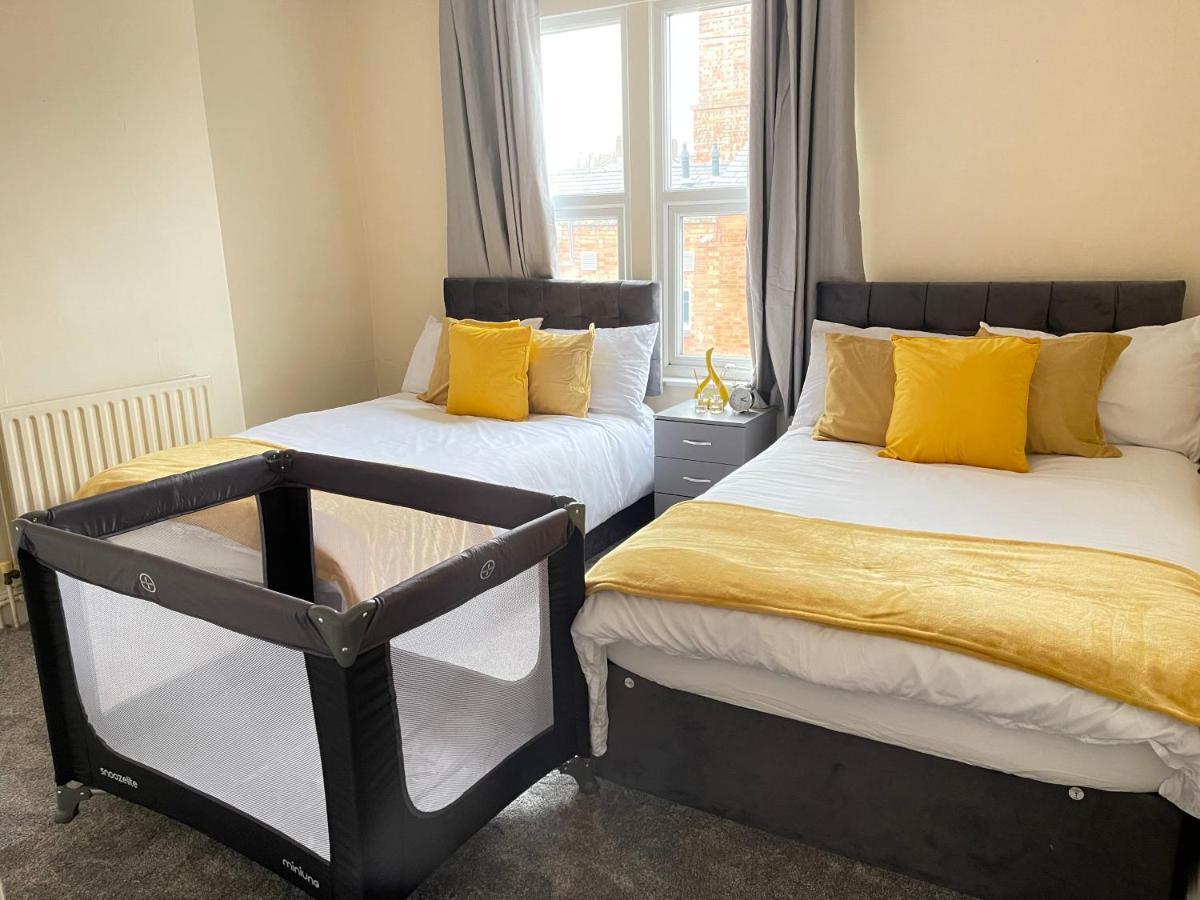 3 Bedrooms Comfortable Home With Jacuzzi Hot Tub Sleeps 10 Leicester Bagian luar foto