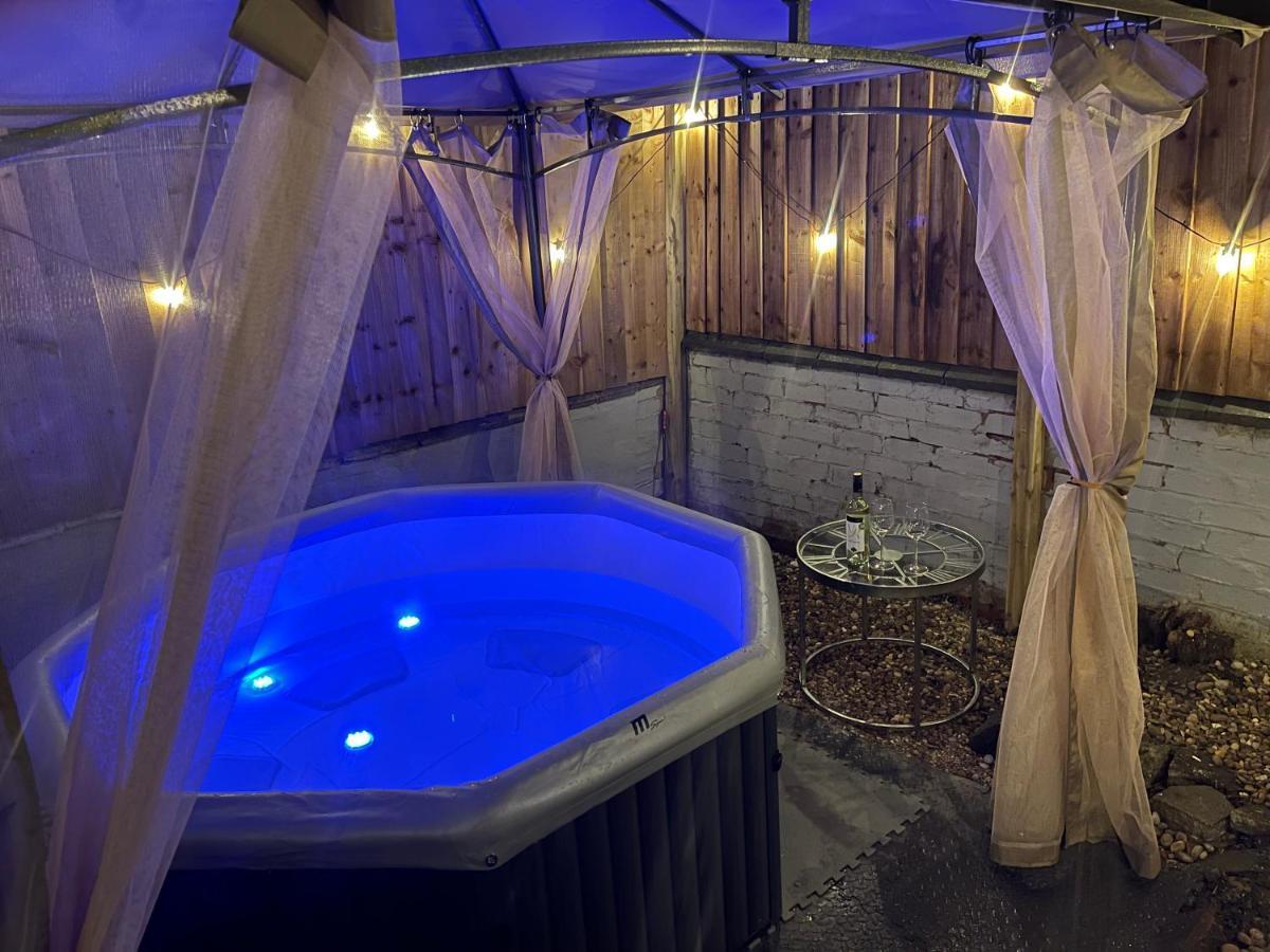 3 Bedrooms Comfortable Home With Jacuzzi Hot Tub Sleeps 10 Leicester Bagian luar foto